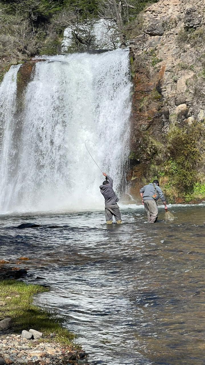 Cascada y pescadores en Patagonia